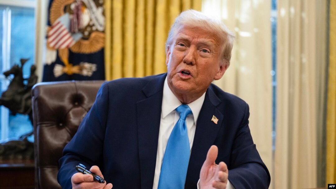 АҚШ президенти Дональд Трамп мамлакатни БМТнинг бир неча муҳим муассасасидан чиқаришга оид фармонни имзолаганидан кейин журналистлар билан суҳбатлашмоқда, Оқ уй, 2025 йил 4 феврали