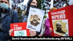 Родичі українських бранців Кремля на акції під Офісом президента, 20 травня 2020 року, Київ