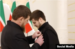 Рамзан Кадиров нагороджує свого сина Адама