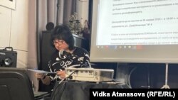 Председателката на СБЖ Снежана Тодорова чете отговора си до МВнР на форума за фалшивите новини в София, 26 януари 2026 г.