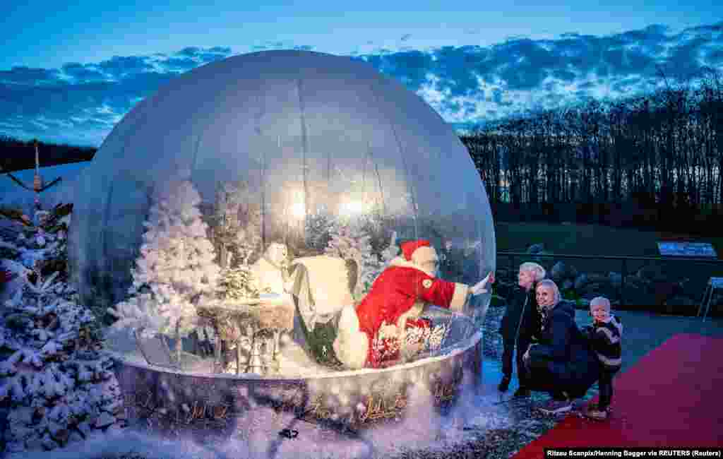 ბავშვებისთვის საახალწლო განწყობის შესანარჩუნებლად, დანიის ქალაქ ოლბორგში სანტა კლაუსისთვის ასეთი "საშობაო ბუშტის" დადგმა გადაწყვიტეს. პანდემიის მიუხედავად, ბავშვები მაინც შეძლებენ სანტას სანტასთან უსაფრთხოდ გასაუბრებას.&nbsp;