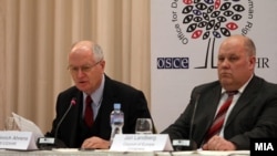 Шефот на Набљудувачката мисија на ОБСЕ/ОДИХР Герт Аренс и Претставникот на Конгресот на локални и регионални власти на Советот на Европа Јуриј Ламберг на прес-конференција во Скопје.