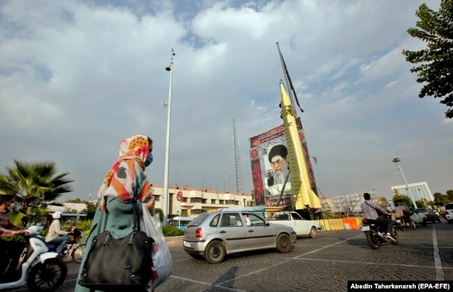 Иранская баллистическая ракета, выставленная напоказ на улице в Тегеране. Сентябрь 2020 года