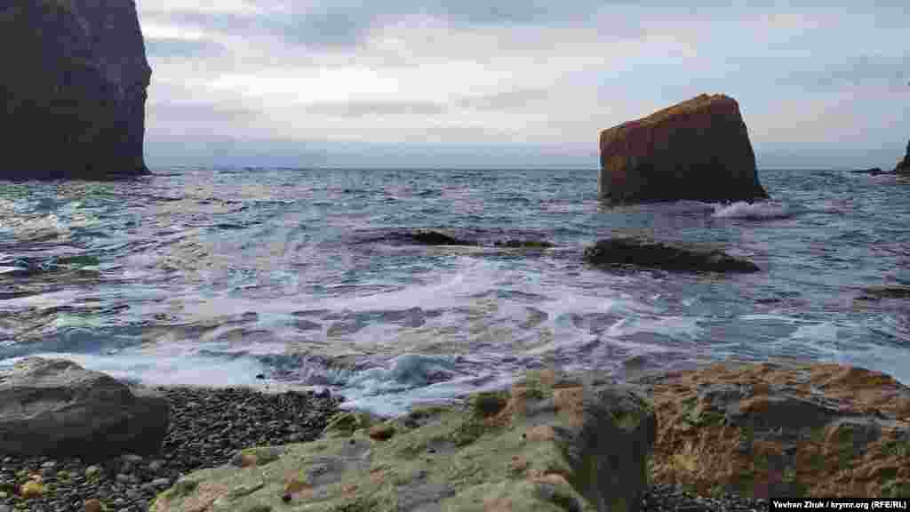 Деякі осколки скель покотилися далеко в море