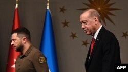 Президент Туреччини Реджеп Тайїп Ердоган (п) та президент України Володимир Зеленський (л) йдуть після спільної пресконференції у Стамбулі, 7 липня 2023 року