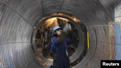 Un muncitor de la conducta Nord Stream. Portul Mukran, Germania, de la Marea Baltică