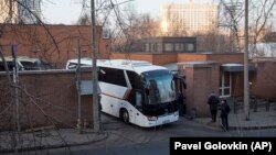 Ռուսաստան - Արտաքսված դիվանագետներին տեղափոխող ավտոբուսները դուրս են գալիս Մոսկվայում ԱՄՆ դեսպանատան տարածքից, 5-ը ապրիլի, 2018թ․