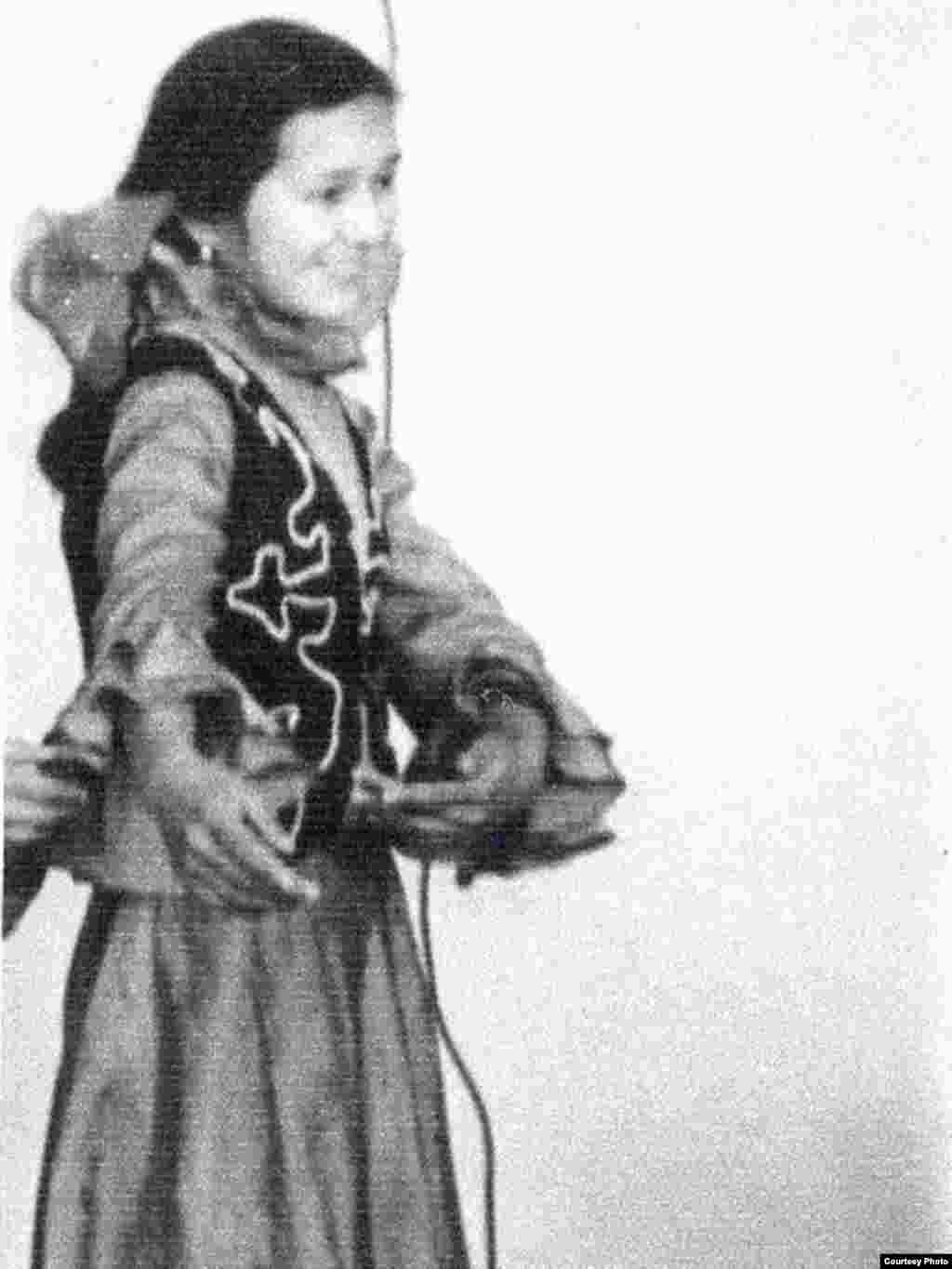 Ләззат Асанова 12 жаста, мектеп көркемөнерпаздар үйірмесінің белсенді мүшесі, 1982 жыл