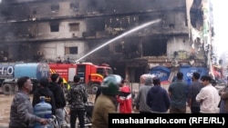 حکومتي کارکوونکي د کراچۍ په پلازا کې د اور وژلو هڅه کوي - د جنورۍ ۱۹مې انځور.