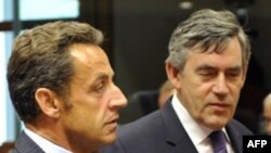 Президенти Фаронса Никлоас Саркозӣ (аз чап) ва сарвазири Бритониё Гордон Браун дар ҷаласаи изтирории Иттиҳоди Аврупо, 1 сентябри 2008.