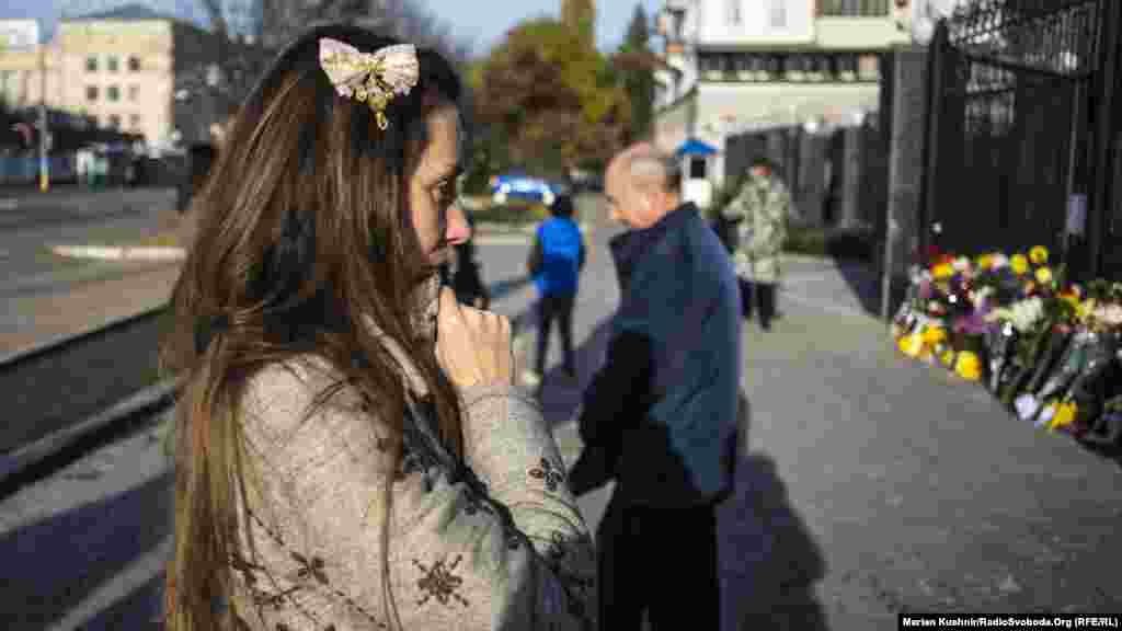 Кияни несуть квіти до посольства Росії в пам&#39;ять про жертви авіакатастрофи російського літака в Єгипті. Київ, 1 листопада 2015 року