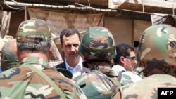 بشار اسد در میان سربازان ارتش سوریه
