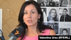 Loretta Handrabura în studioul Europei Libere