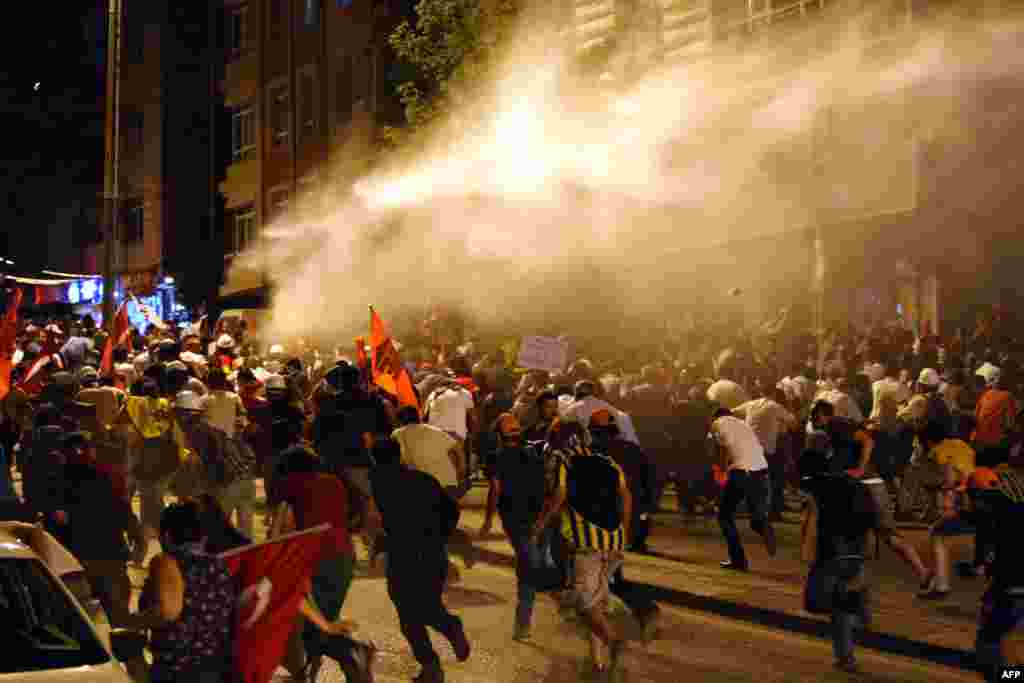 Turska - Sukob demonstranata i policije, Ankara, 25. juni 2013. Foto: AFP / Adem Altan 