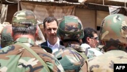 Bashar Assad hərbçilər arasında, 1 avqust 2013