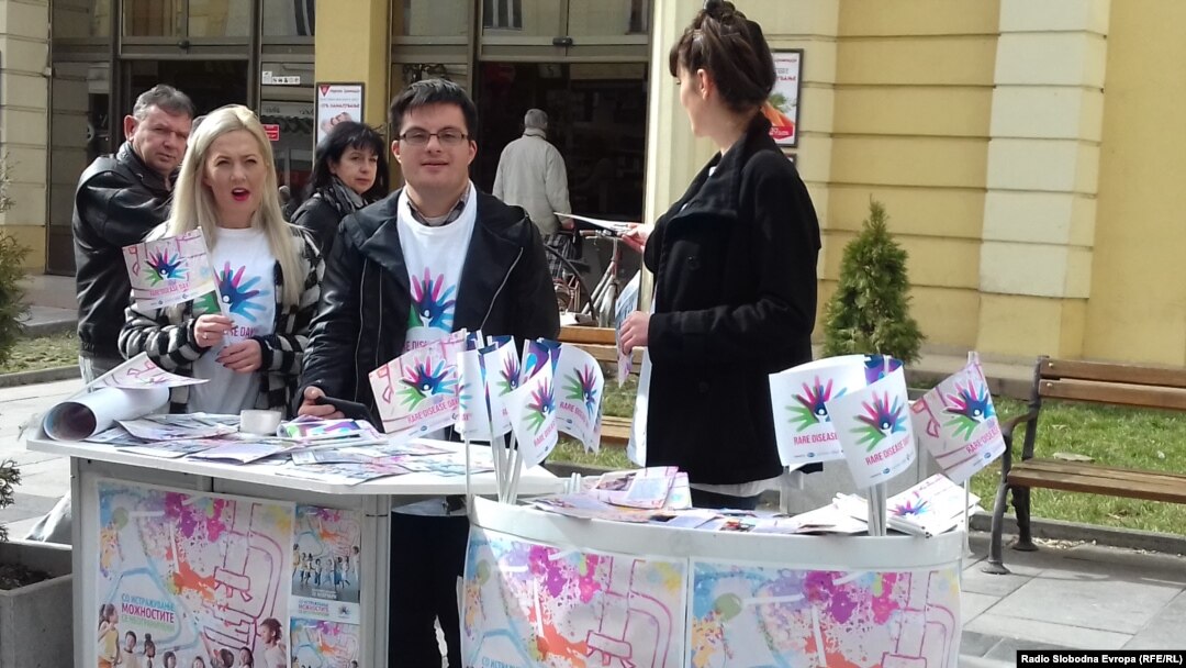 Илустрација. Членови на здружението „Живот со предизвици“ во кое членуваат луѓе со ретки болести во Македонија.