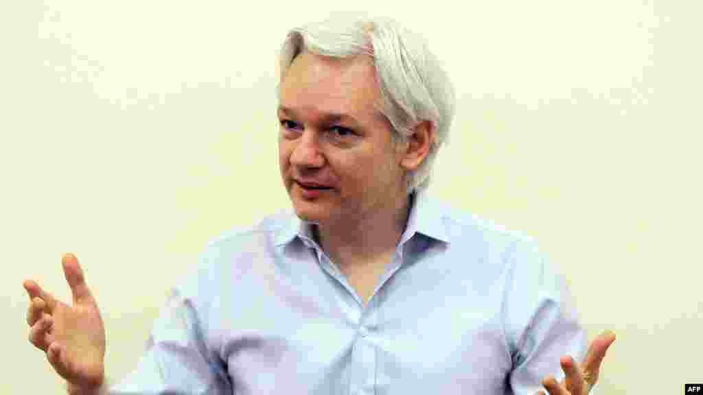 Основатель сайта WikiLeaks Джулиан Ассанж стал лауреатом премии Союза журналистов Казахстана в номинации &laquo;Журналистское расследование&raquo;. По словам председателя Союза журналистов Казахстана Сейтказы Матаева, выбор Ассанжа в качестве лауреата связан с сайтом WikiLeaks, благодаря основателю которого СМИ Казахстана получили интересные материалы. Диплом и денежную часть премии Ассанжу, который уже более двух лет скрывается в посольстве Эквадора в Лондоне, направят посылкой. 