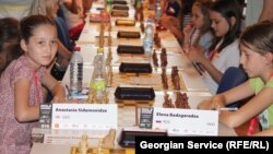 რამდენიმე წამიც და დაიწყება 10 წლის ანასტასია სიდამონიძისა (საქართველო) და მისი თანატოლის, ელენე ბაძღარაძის (რუსეთი) პარტია.