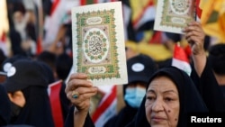Irakieni demonstrând la Bagdad împotriva arderii Coranului în Suedia. 