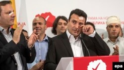 Liderul social-democrat Zoran Zaev și membri ai partidului său, 28 aprilie 2017