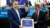 Український режисер Олег Сенцов отримує премію Сахарова від президента Європарламенту Давида Сассолі, Стразбург, Франція, 26 листопада 2019 року