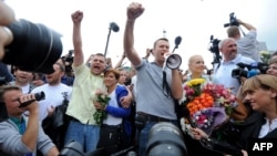 Ресей оппозициясының лидері Алексей Навальный жұрт алдында сөйлеп тұр. Мәскеу, 20 шілде 2013 жыл. 