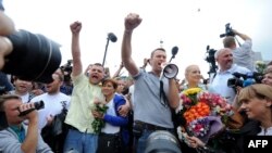 Aleksei Navalny (center) addresses supporters and journalists upon his arrival at a Moscow railway station on July 20.