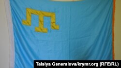 Крымско-татарский флаг на стене в Меджлисе