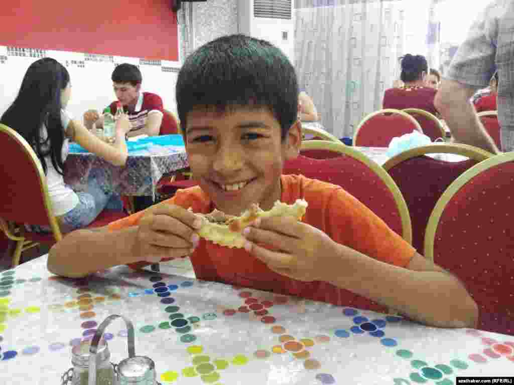 Fitçi iýip oturan bir oglan