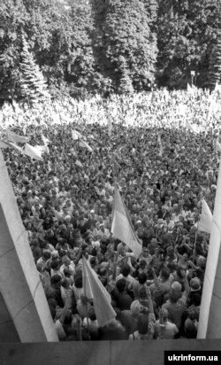 Люди на площі біля Верховної Ради вітають ухвалення Акту проголошення незалежності України. Київ, 24 серпня 1991 року