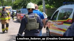 Рятувальники під час однієї з попередніх російських атак на Запоріжжя, 9 червня 2025 року