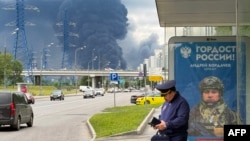 Дым поднимается над нефтеперерабатывающим заводом. Москва 18 июня 2026 года