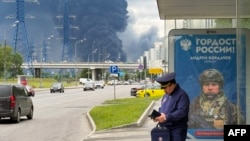 Чорний дим здіймається над районом Московського нафтопереробного заводу «Газпромнефть» після атаки українських дронів, 18 червня 2026 року