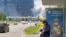 Чорний дим здіймається над районом Московського нафтопереробного заводу «Газпромнефть» після атаки українських дронів, 18 червня 2026 року