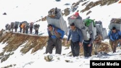 Human mules (kolbar) on a mountain path connecting Iran to Iraqi Kurdistan. Undated photo from social media. 