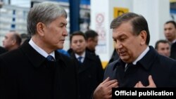 Kyrgyz President Almazbek Atambaev (left) meets with Uzbek President Shavkat Mirziyoev in the Uzbek city of Samarkand in December 2016.