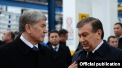 Özbegistanyň prezidenti Şawkat Mirziýoýew (s) we Gyrgyzystanyň prezidenti Almazbek Atambaýew (ç)