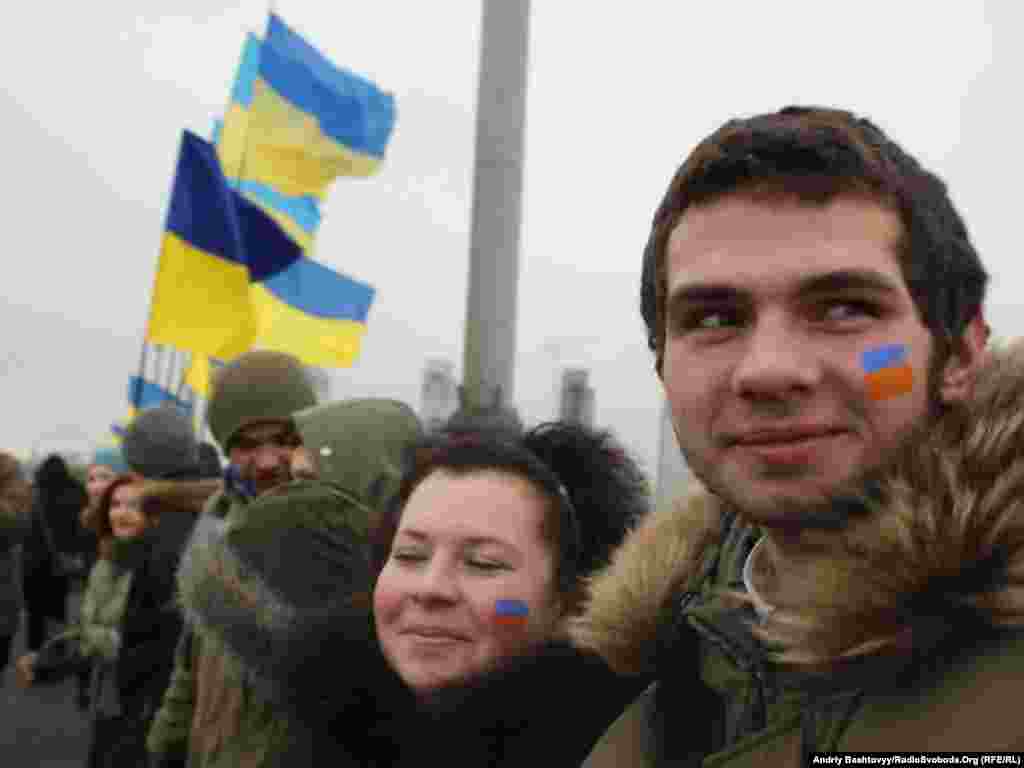 У заході взяли участь близько 1500 людей. Учасники взялися за руки і на знак єдності українського народу утворили «живий ланцюг» уздовж усього мосту Патона
