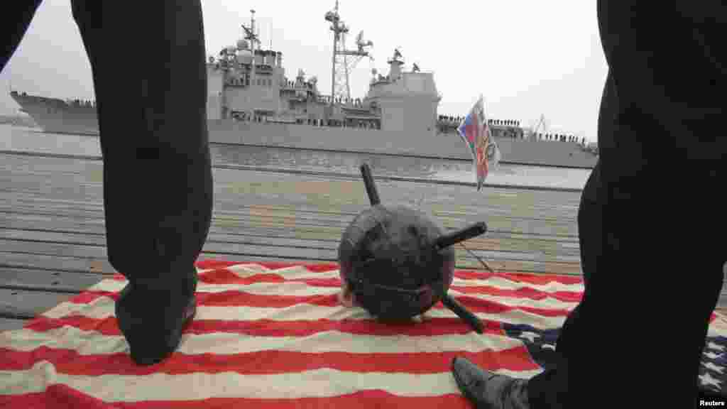 Sevastapola gələn ABŞ-ın s&uuml;rətli d&ouml;y&uuml;ş gəmisi anti-Nato fəallarının etirazı ilə qarşılanır. (REUTERS)