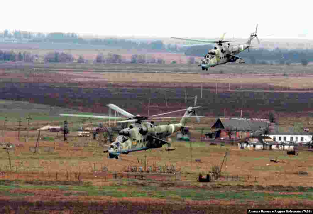 Russian attack helicopters buzz a village in Chechnya. Use of long-range weaponry resulted in relatively easy gains for the Russian forces, but heavy civilian casualties.