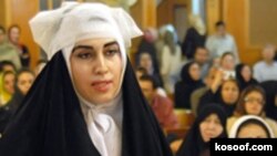 آزاده فرقانی، اولين حکم زندان برای فعالان حقوق زنان در سال ۱۳۸۶ را دریافت کرد. او محکوم به دو سال زندان تعلیقی شد. (عکس از سایت کسوف)