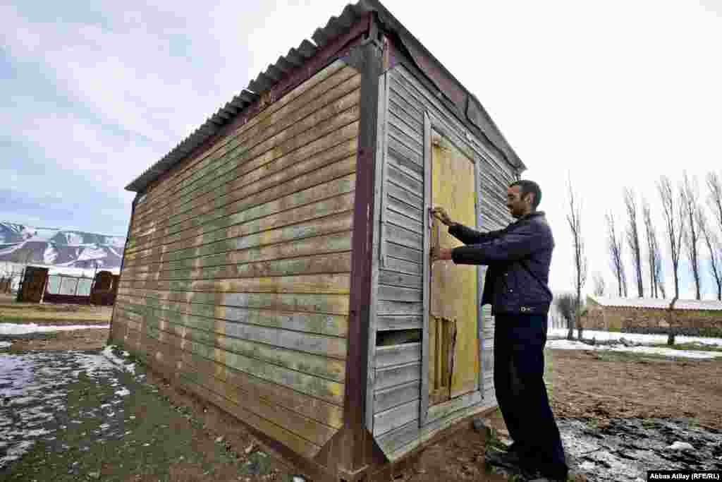 Kənd müəllimi məktəb qapısını açarkən.