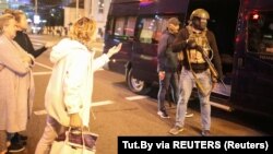 Супрацоўнікі ГУБАЗіК падчас разгону акцыі пратэсту ў Менску, архіўнае фота
