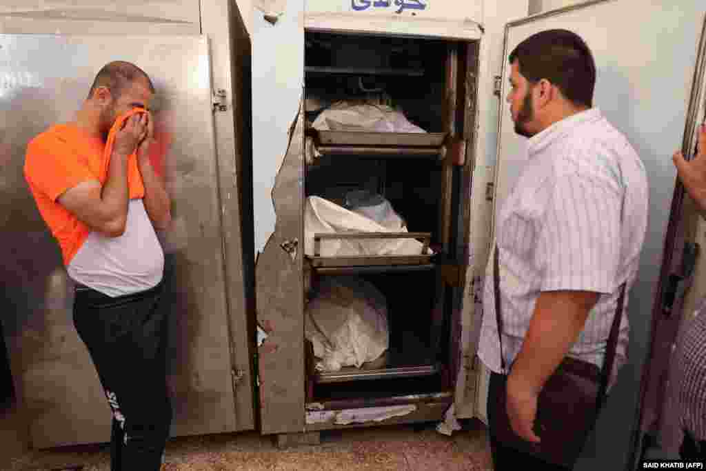 Чоловік плаче перед тілами в морзі, де Ейяд Салеха, 33-річний інвалід зі Смуги Гази на інвалідному візку, був убитий в своєму будинку разом із вагітною дружиною і їхньою 3-річною дочкою під час ізраїльського авіаудару, що стався в Дейр-ель-Балаху в центрі Смуги Гази. 19 травня 2021 року