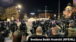 Policijski kordon između antivladinih demonstranata i šatorskog naselja pristalica vlasti u centru Beograda, 2. novembar 2025.
