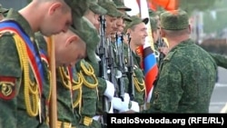 Бойовики марширують на репетиції параду військової техніки в Донецьку