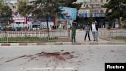 یک منبع امنیتی گفته که یک خودروی تویوتا کرولای سفید رنگ به کاروان مسلح نیروهای بین‌المللی نزدیک و منفجر شد.