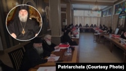 საპატრიარქოს ცნობით, სხდომას არ ესწრება წილკნისა და დუშეთის მიტროპოლიტი ზოსიმე შიოშვილი.