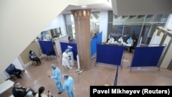 Республика сарайының жаппай вакциналау орнына айналған концерт залы. Алматы, 2 сәуір 2021 жыл.