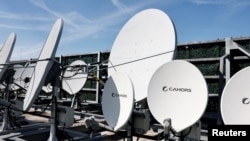 Antene parabolice GEO pe acoperișul sediului central al Grupului Eutelsat Paris din Issy-les-Moulineaux.